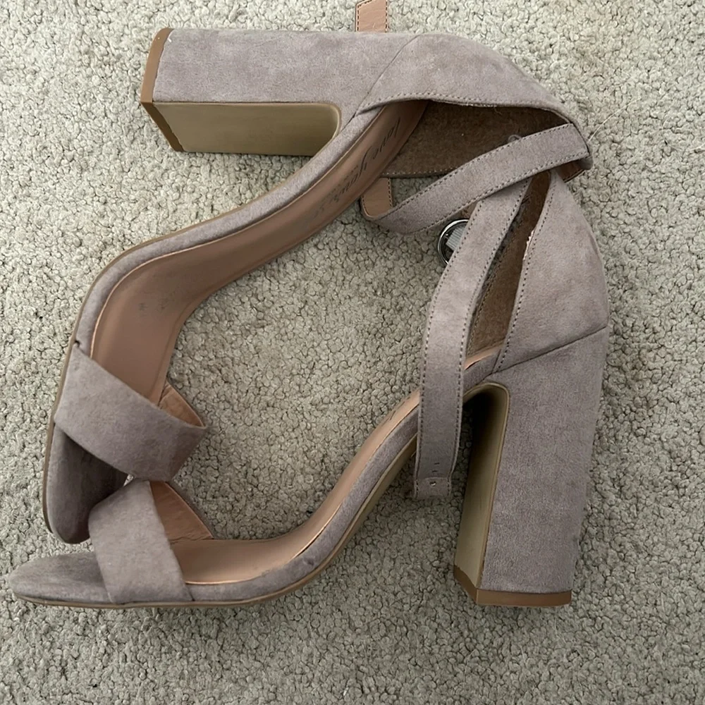 Heels - Picture 3 of 4